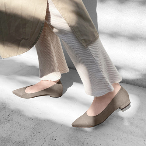 2025AW：iCoN COLORS：ポインテッドトゥ スエード フラットシューズ（C20142）グレージュS/mamian（マミアン）