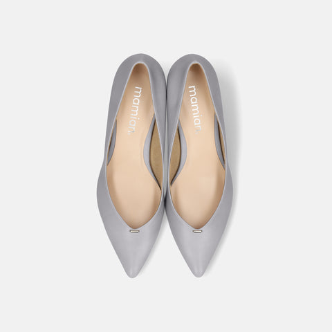 予約：2026SS：メタルパーツ Vカットパンプス（m45021）ブルーグレー