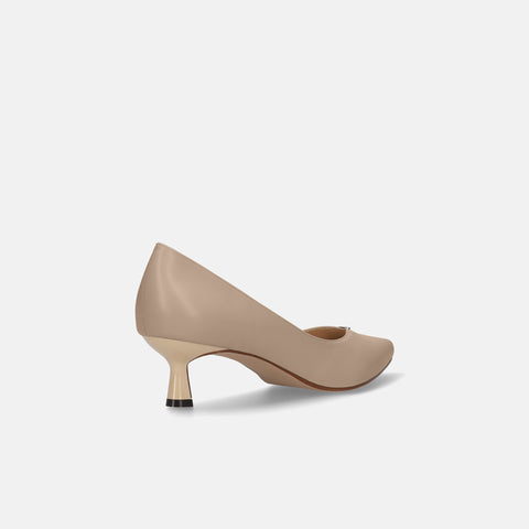 予約：2026SS：メタルパーツ Vカットパンプス（m45021）モイストジンジャー